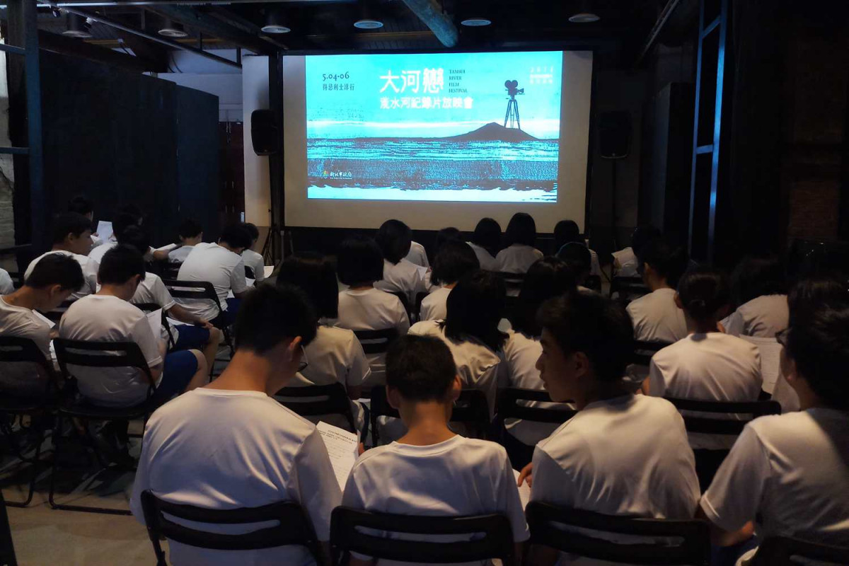 許多學生對開幕片《小白鴿的報恩》很有興趣，觀影後表示感動。