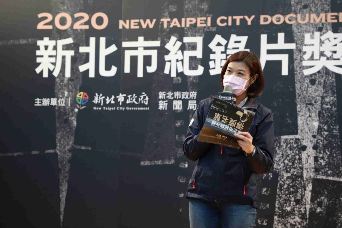 Director of Information Department Chiang Zhi-wei announces the 12 selected films.
