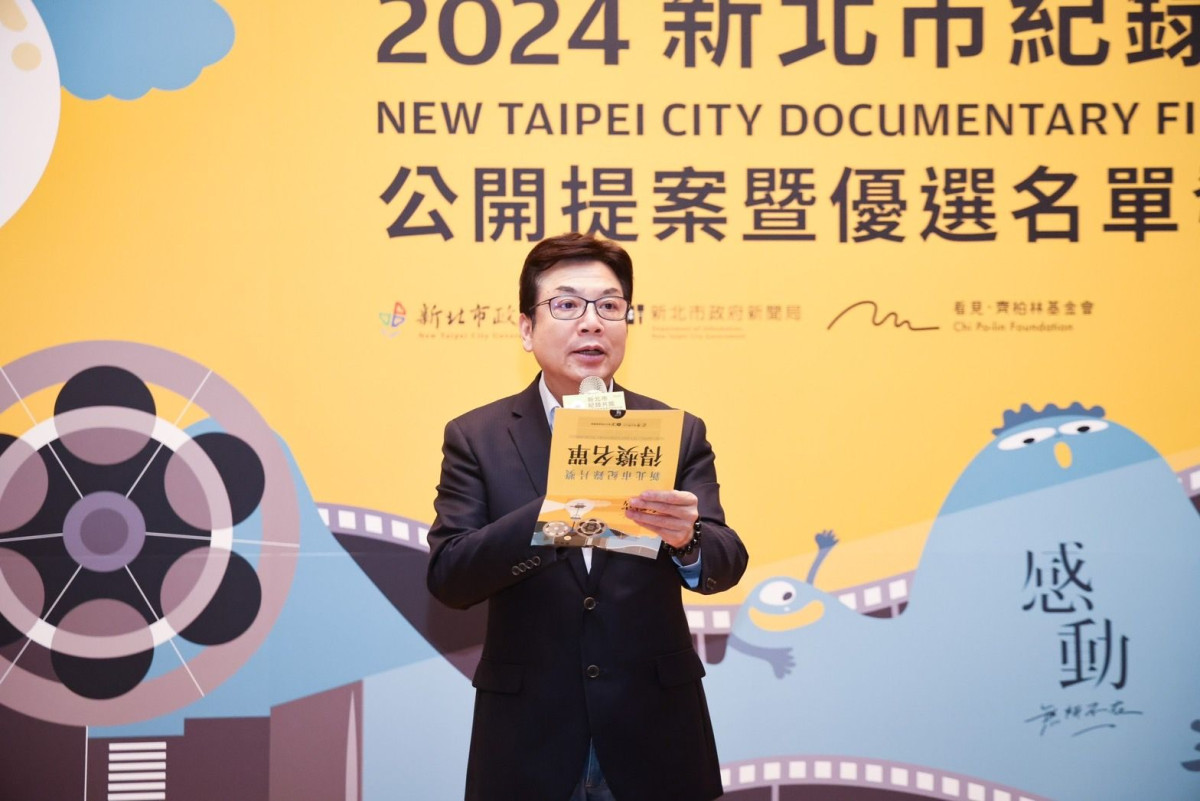 New Taipei City Deputy Mayor Liu He-Ran announces the list of award winners.