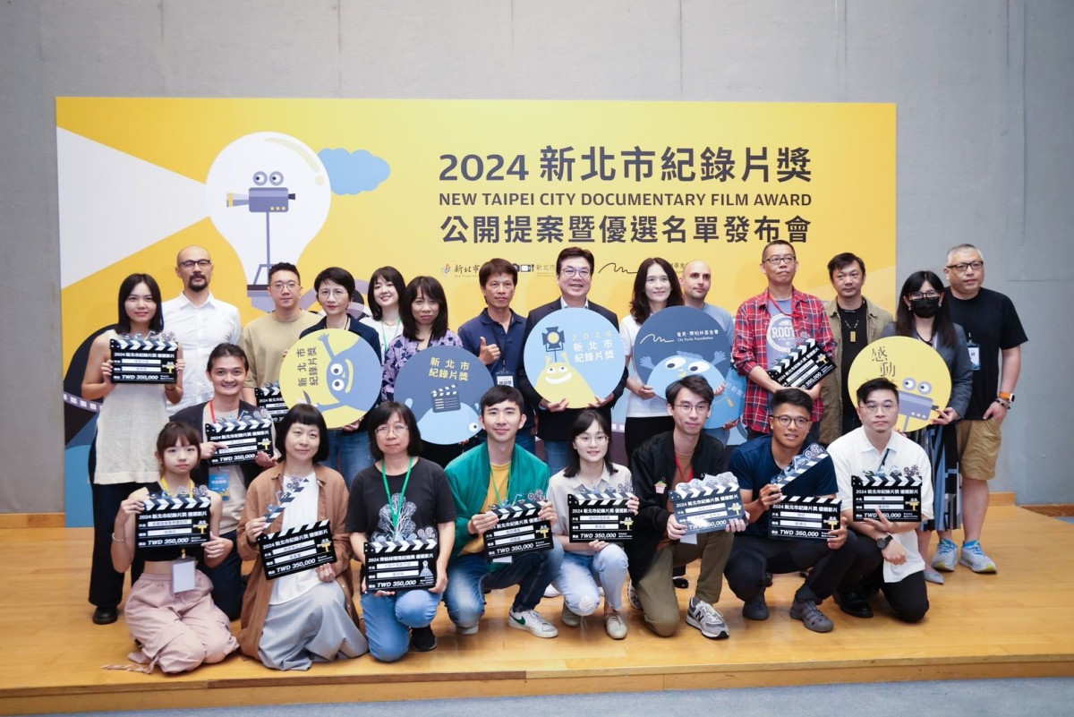 A group photo of the public proposal jury, New Taipei City Deputy Mayor Liu He-Ran, Director of the Department of Information Zhang Ai-Jing, Deputy Executive Director of the Chi Po-lin Foundation Lin 