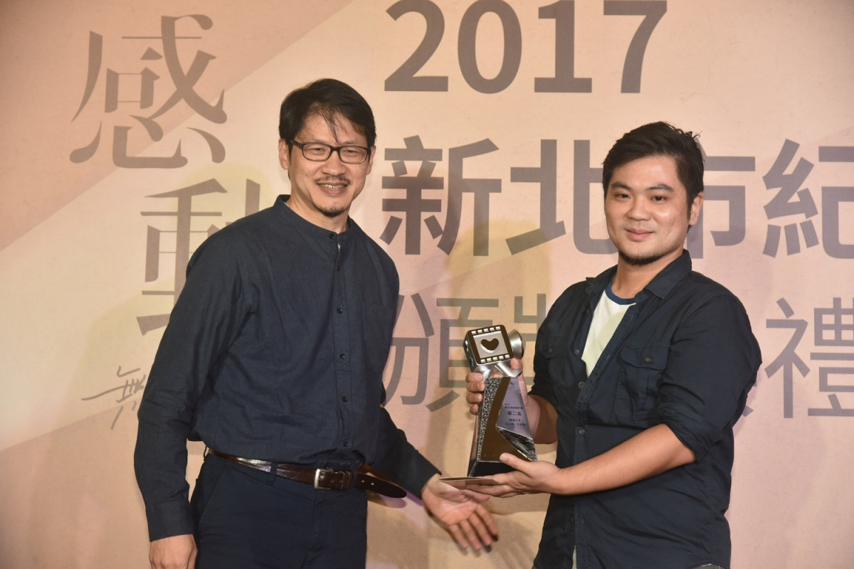 CNEX蔣顯斌董事長頒發得獎作品合影
