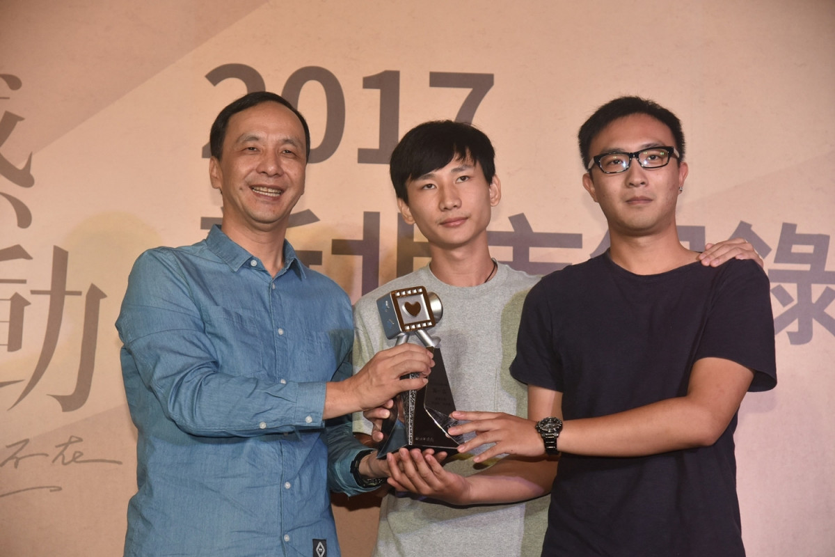 前市長朱立倫頒發得獎作品合影