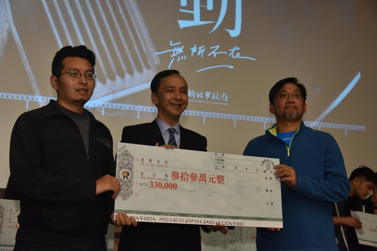 前市長朱立倫與優選影片導演合影